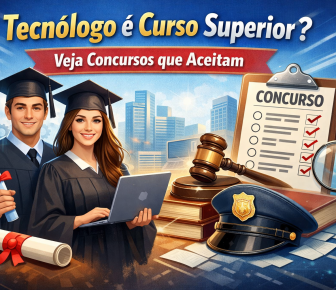 Candidato de concurso público segurando diploma de tecnólogo e sorrindo em frente a um computador
